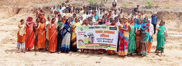 कमार महिलाएं कर रहीं मतदाताओं को जागरूक