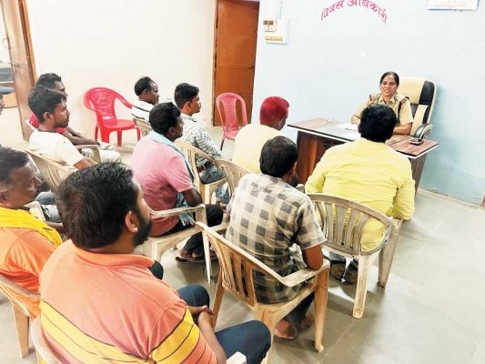 टीआई ने सडक़ हादसों में कमी लाने वाहन चालकों की ली बैठक