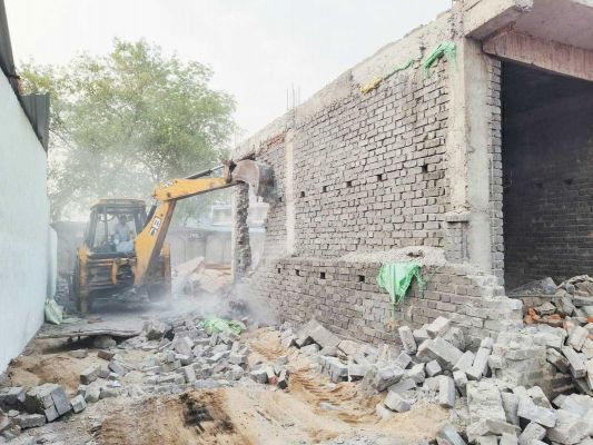 3 एकड़ सरकारी जमीन से हटाया कब्जा