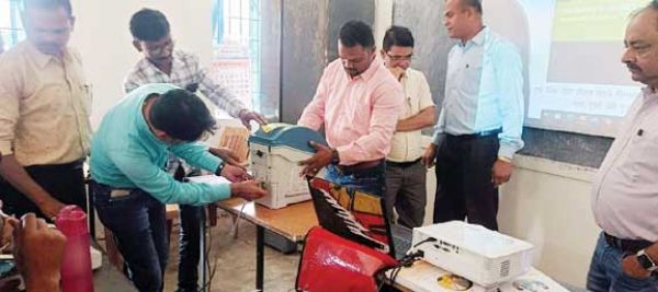 मतदान कर्मियों को चुनावी जानकारी