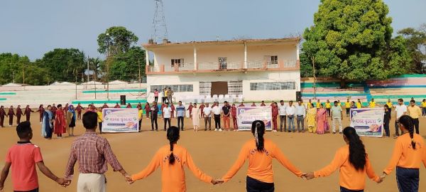 मतदाता जागरूकता अभियानः मानव श्रृंखला बना कर दिया मतदान करने का संदेश