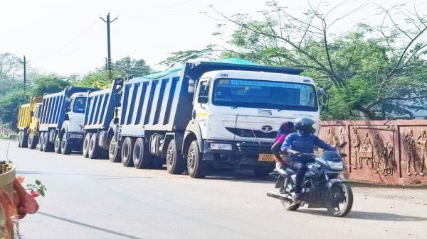 सडक़ पर खड़े किए जा रहे गाड़ी से बढ़ी दुर्घटना की आशंका