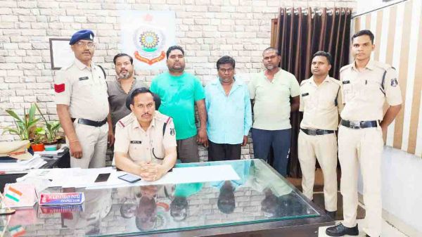 अलग-अलग स्थानों पर छापा, 4 को सट्टा पट्टी लिखते पकड़ा