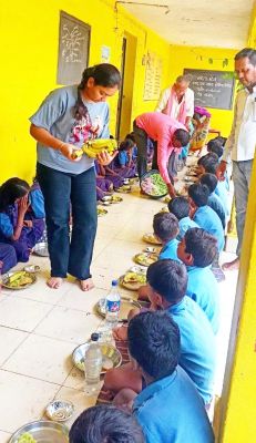 मोटियारिडीह में न्योता भोज 