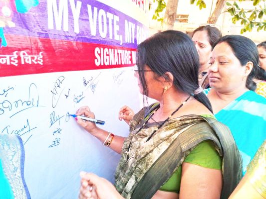मतदान अधिकारियों ने ली शपथ 