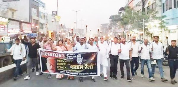 कांग्रेस का बैंक खाता सील करने के विरोध में निकाली मशाल रैली