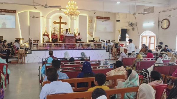 प्रभु यीशु के पुनर्जन्म की खुशी में मनाया ईस्टर पर्व