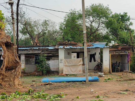 आंधी-तूफान ने मचाया कोहराम,  सैकड़ों घरों की शीट उड़ी, पेड़ गिरे