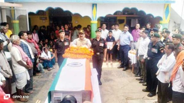 सेना के जवान का पार्थिव शरीर पहुंचा गांव, नम आंखों से दी श्रद्धांजलि