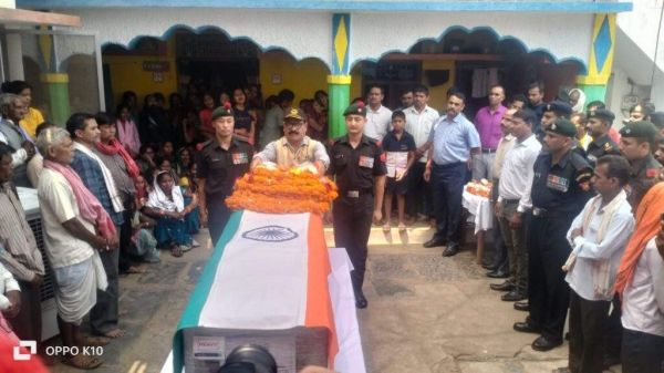 सेना के जवान का पार्थिव शरीर पहुंचा गांव, नम आंखों से दी श्रद्धांजलि