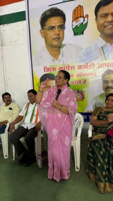 कांग्रेस प्रत्याशी डॉ. मेनका कार्यकर्ताओं की बैठक में हुईं शामिल