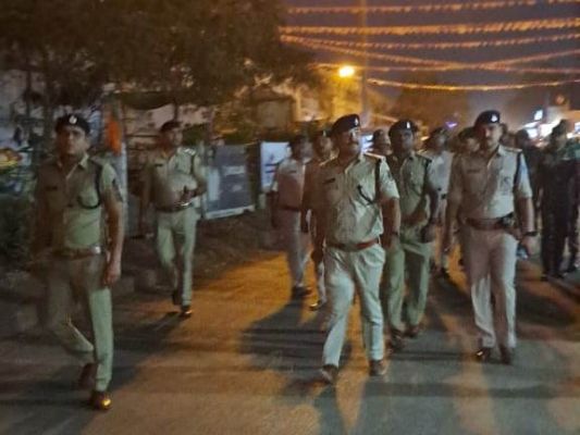 पुलिस ने किया सोमनी में फ्लैग मार्च