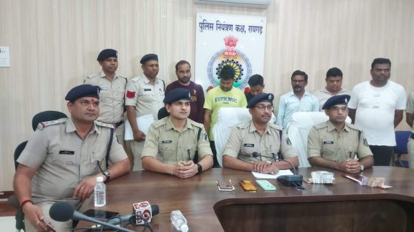सट्टा खिलाते 3 आरोपी समेत 12 सटोरिए पकड़ाए