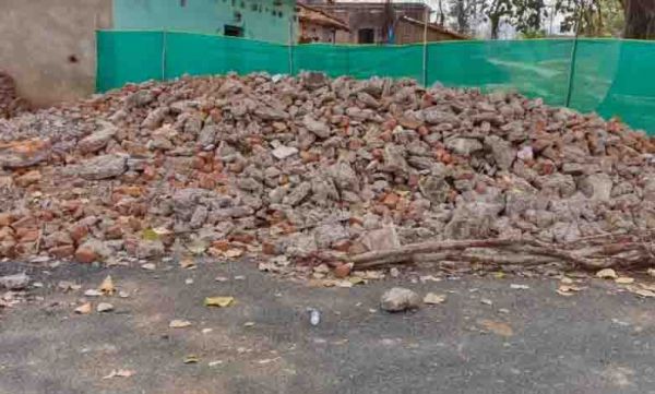 यात्री प्रतीक्षालय टूटा, विरोध