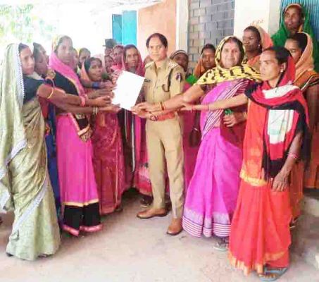 शराब से तंग महिलाएं थाना पहुंची, नशा मुक्त गांव बनाने टीआई से गुहार