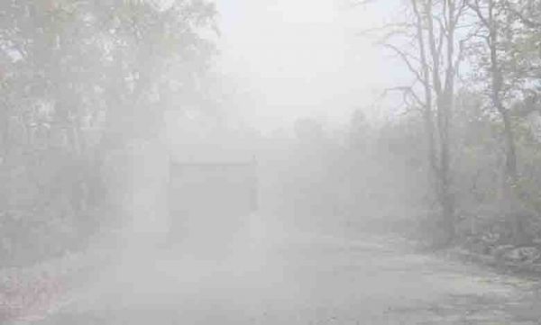 सडक़ बदहाल, चारों तरफ धूल का गुबार