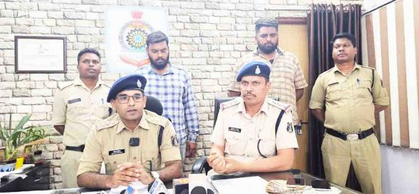 दिल्ली-चेन्नई क्रिकेट मैच पर  सट्टा खिलाते 2 पकड़ाए