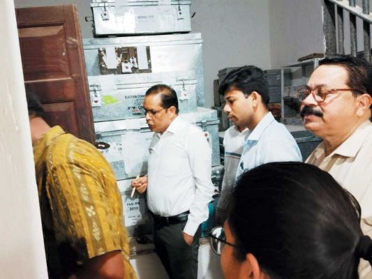 जिला कोषालय व स्ट्रांग रूम का निरीक्षण