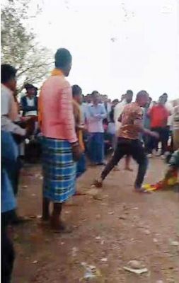 हेड कांस्टेबल बाजार में खेलता था मुर्गा लड़ाई, पैसे को लेकर ग्रामीण को पीटा