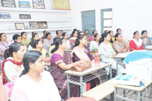 प्रशिक्षण ले रही महिला मतदान दल का कलेक्टर ने बढ़ाया मनोबल