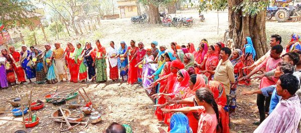 मानव श्रृंखला बनाकर मनरेगा  मजदूर कर रहे जागरूक