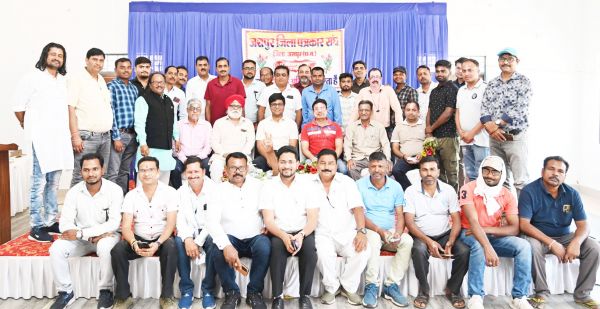 होली मिलन समारोह में पत्रकारों का सम्मान