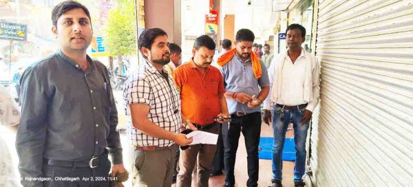 प्रीमियम भुगतान नहीं, 3 दुकानों में तालाबंदी
