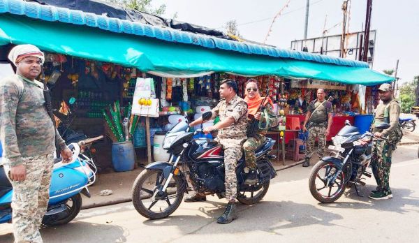 नक्सली बंद को असफल बनाने पुलिस व प्रशासन सडक़ पर, खुलवाई दुकानें