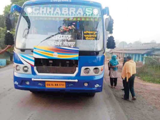 परीक्षार्थियों ने बस संचालक पर लगाया मनमानी का आरोप 