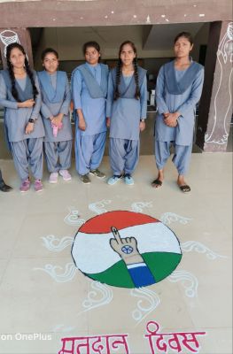 वाद-विवाद, नुक्कड़-नाटक और मानव श्रृंखला बनाकर मतदान करने दिया संदेश