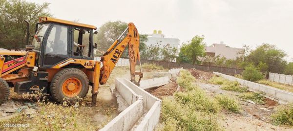 निगम की टीम ने मुरूम रोड व नाली को जेसीबी से उखाड़ा