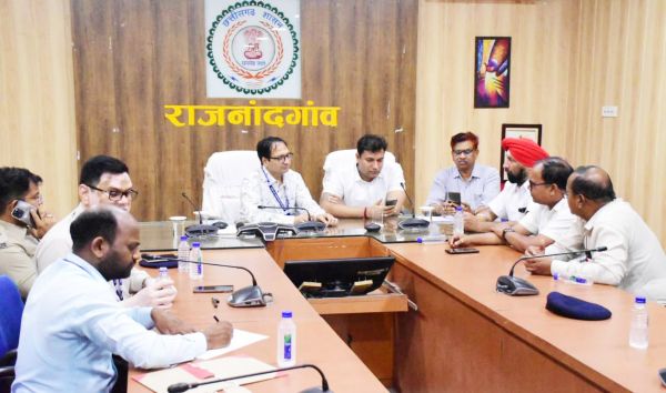 कलेक्टर ने ली राजनीतिक दल, पुलिस और प्रशासनिक अफसरों की बैठक