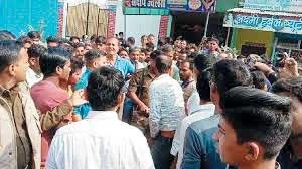 बैंक में दोपहर एक बजे रुपए खत्म