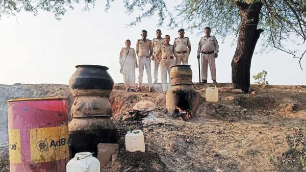 कच्ची महुआ शराब व 12 सौ किलो लाहन जब्त