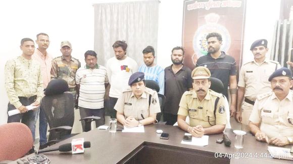नकली शराब बनाने वाले गिरोह का भंडाफोड़