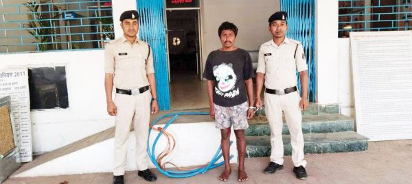 खिडक़ी का जाली तोडक़र कॉपर केबल वायर चोरी, गिरफ्तार