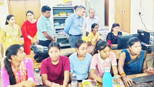 कलेक्टर ने छात्रों की टायपिंग स्पीड देखी, हालचाल भी जाना 