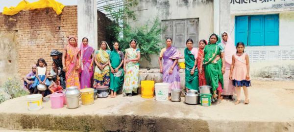 लो वोल्टेज के कारण पानी की समस्या से जूझ रहे वनांचलवासी