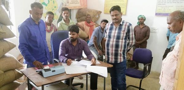 स्वास्थ्य केंद्रों का निरीक्षण, गैरहाजिर कर्मियों को नोटिस 