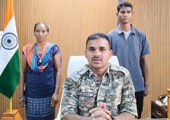 दो ईनामी नक्सलियों का समर्पण