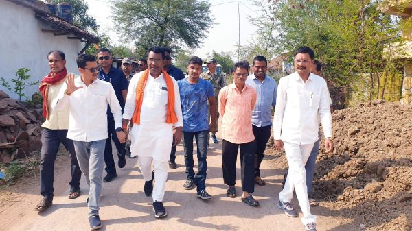 पथर्रा वार्ड के जनसमस्याओं से रूबरू हुए विधायक, व्यवस्था सुधारने निर्देश