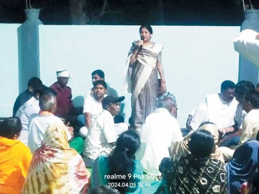 विधायक ने कार्यकर्ताओं को किया चार्ज