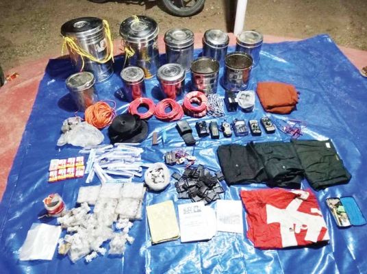 मसपुर तमोरा के जंगल में नक्सल कैम्प ध्वस्त, सामान जब्त