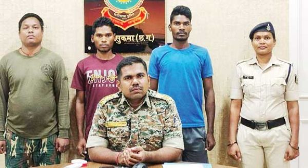 दो ईनामी नक्सलियों का समर्पण