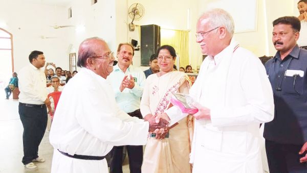 चर्च पहुंचे भूपेश, नांदगांव के दिग्गज कांग्रेसियों के घरों में की भेंट-मुलाकात