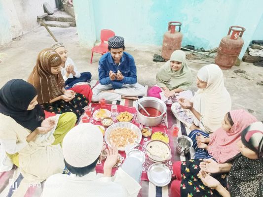 रोजा रखकर अल्लाह की इबादत में गुजर  रहा मुस्लिम परिवारों का वक्त