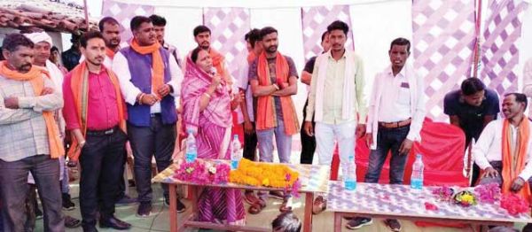 विधायक शकुंतला का क्षेत्र में धुआंधार दौरा, लोगों की सुन रहीं समस्याएं