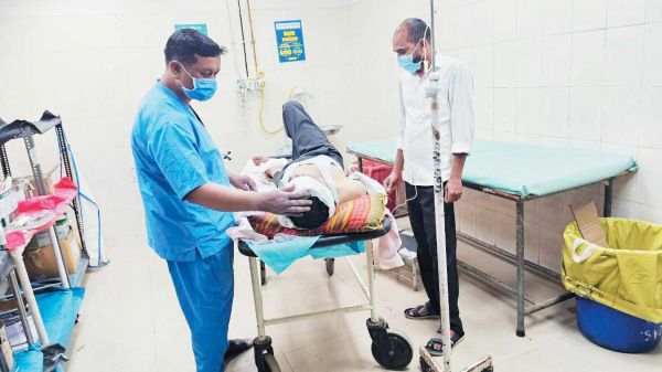 टायर फटने से गाड़ी पलटी, अफसर समेत 3 घायल