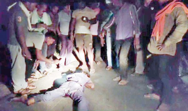 सडक़ हादसे में बस कंडक्टर की मौत, बाइक बिजली खंभे से टकराई, तीन घायल