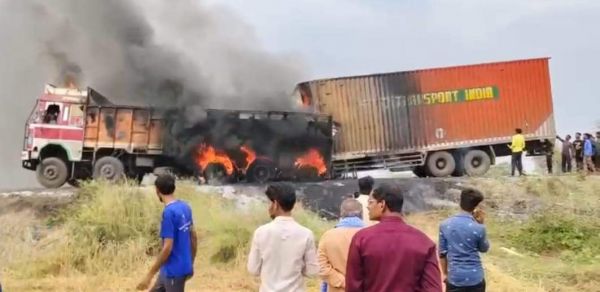 कंटेनर ने खड़े ट्रक को मारी टक्कर, दोनों में लगी आग